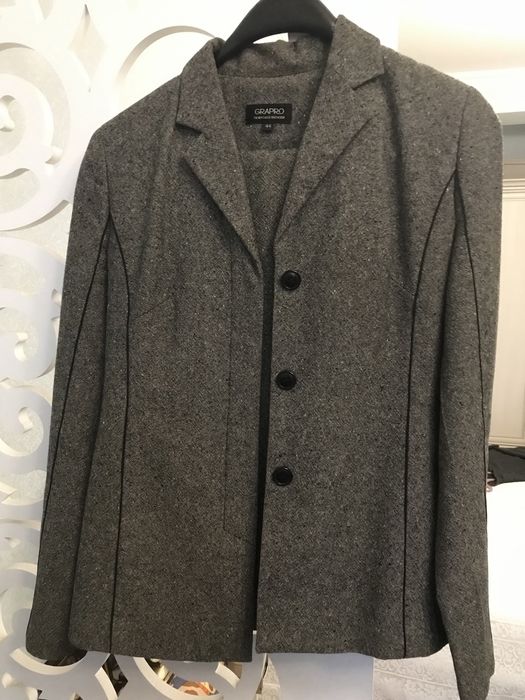 платья, костюмы продам