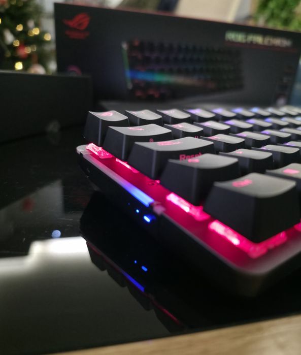 Asus ROG  Falchion wireless геймарска клавиатура