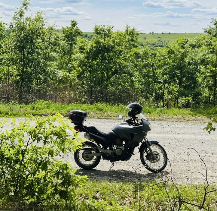 Honda Transalp 650 XLV – echipată (crashbar, topcase, cric central), fiabilă, pregătită de drum