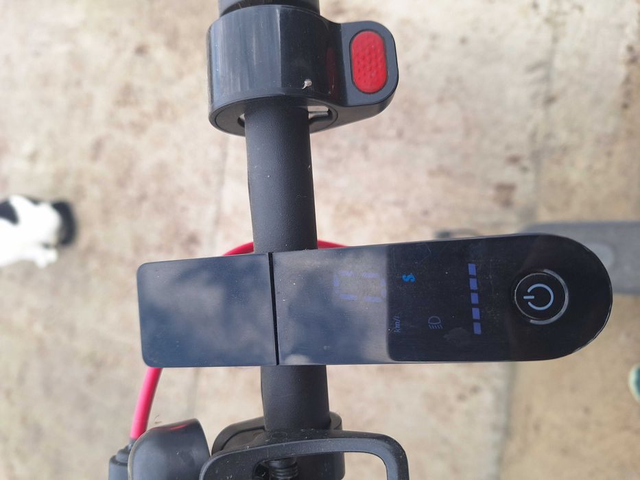 Vând trotinetă electrică.