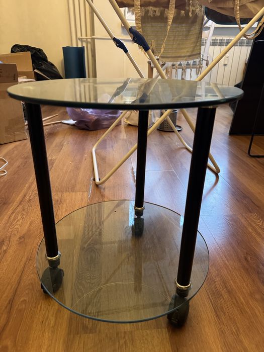 Стъклена масичка подвижна