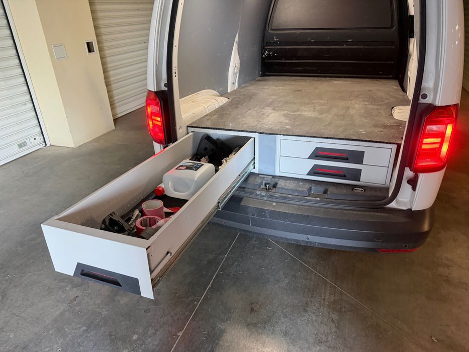Професионално оборудване SternTec за VW Caddy Maxi – под с heavy-duty чекмеджета