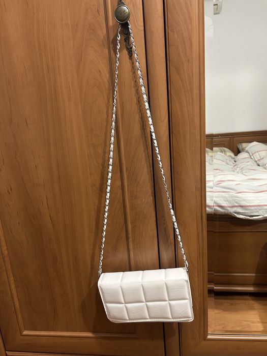 Бяла чанта през рамо