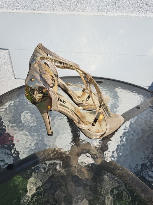 Златни сандали на висок ток