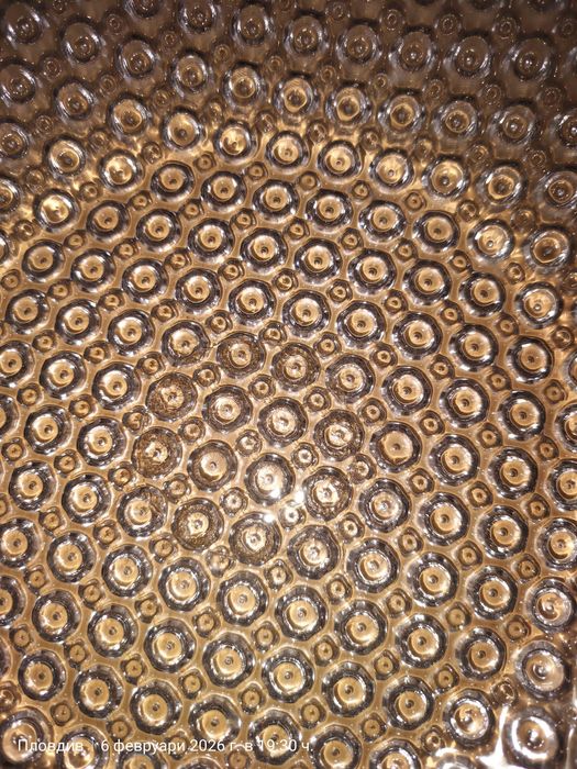 Стъклена и дървена купи за плодове, бонбони и салата.