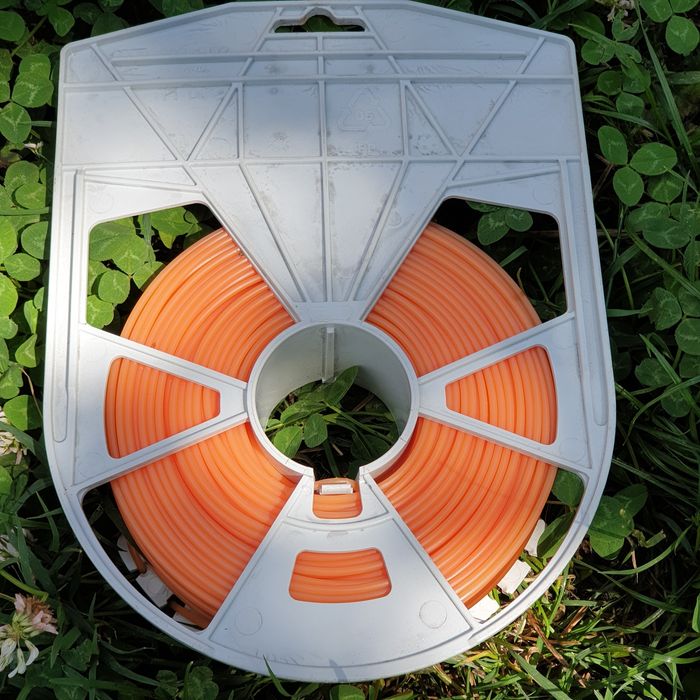 Fir pentru tuns iarba marca STIHL.