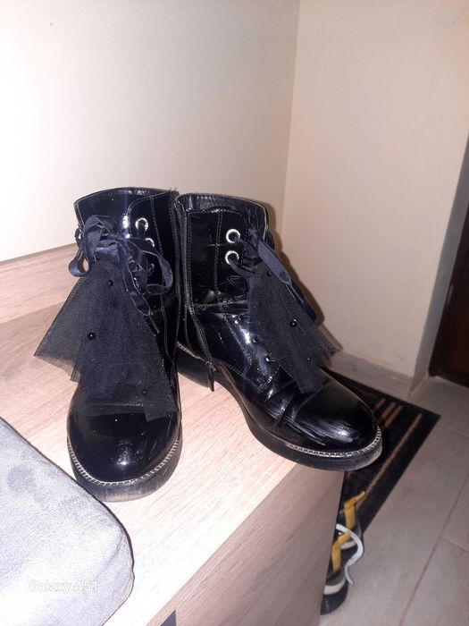 Дамски лачени боти