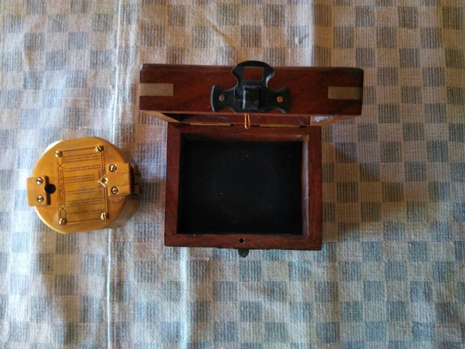 Продавам автентичен старинен уред за ориентиране при мореплаване