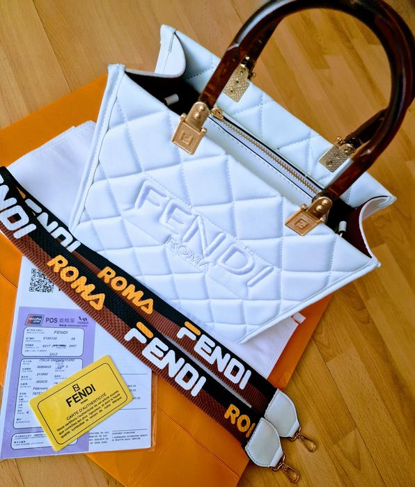 Geanta alb imaculat, super model,logo brodat, curea detasabila,saculeț
