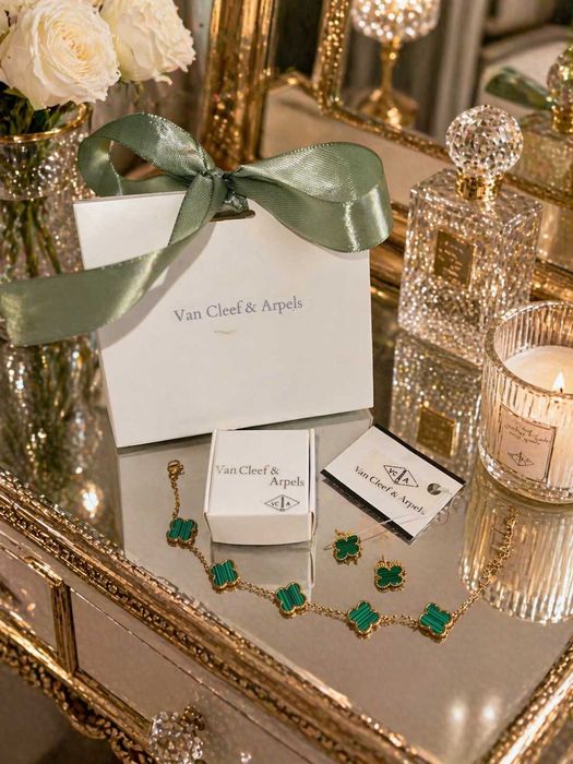 златист сет детелина гривна с обеци комплект бижута ван клиф van cleef с кутия и калъф от велур зелена гривна и зелени обеци неръждаема стомана