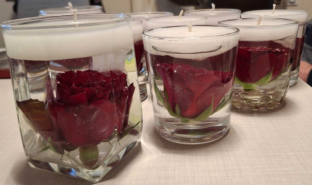 Свещ с живи цветя