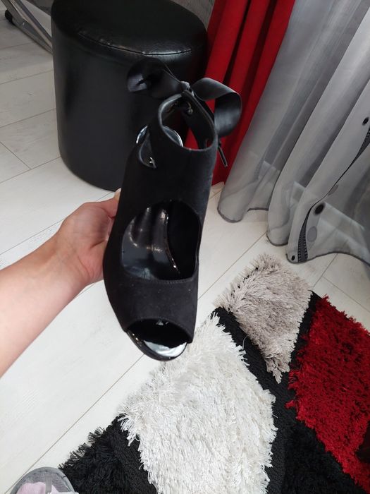 Дамски велурени сандали