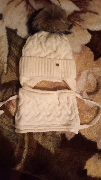 Продаются детские шапки.