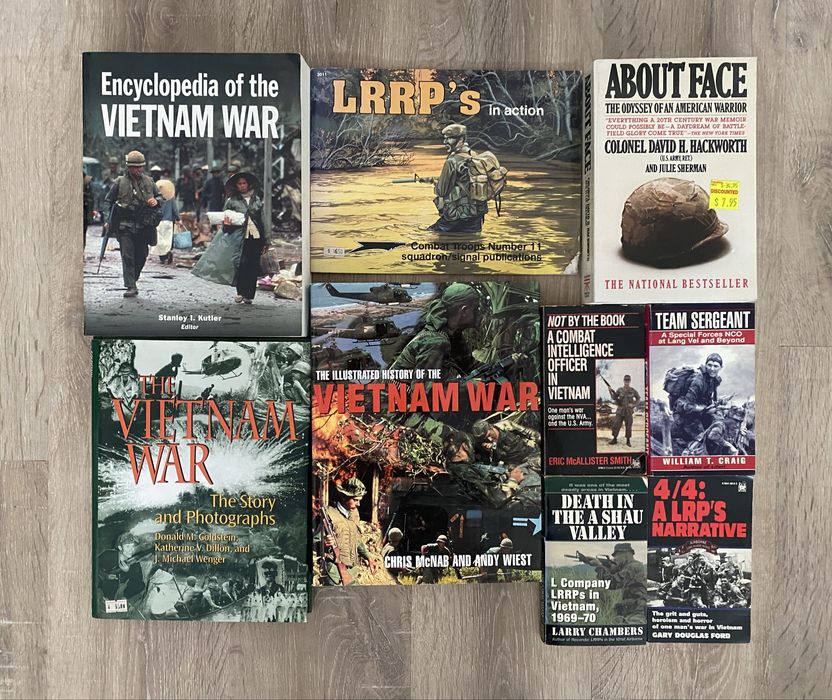 Colectie de carti si albume documentare,  despre razboiul din Vietnam