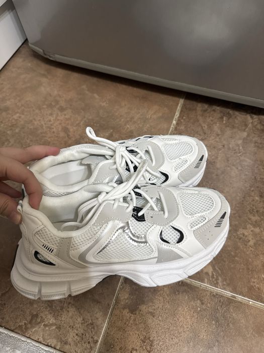 Белые кроссы новые