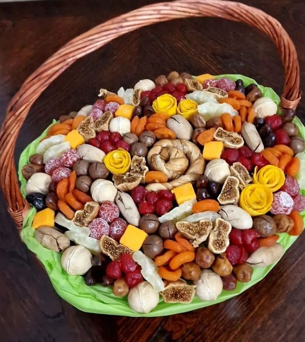 Корзина из сухофрукты