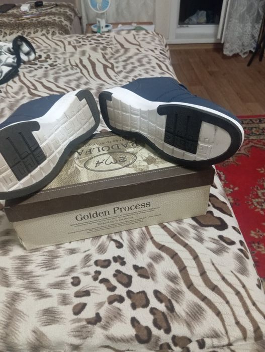 Продам кроссовки