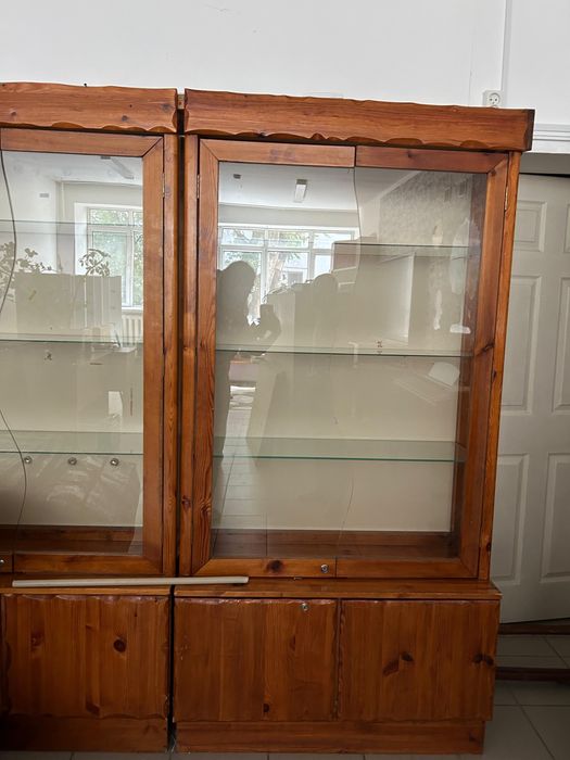 Шкаф-сервант натуральное  дерево