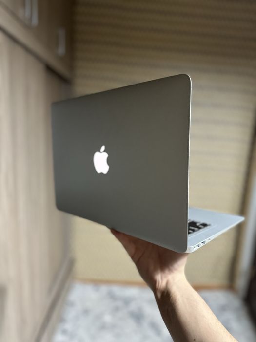 MacBook Air 13” (Early 2015) — почти новый, 23 цикла