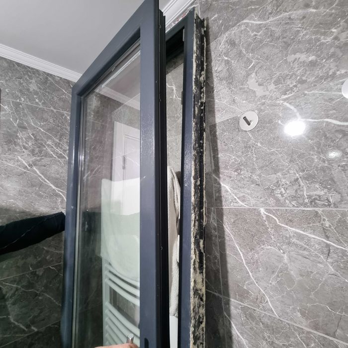 Ușă aluminiu dormitor–balcon cu termopan, stare foarte bună – CT