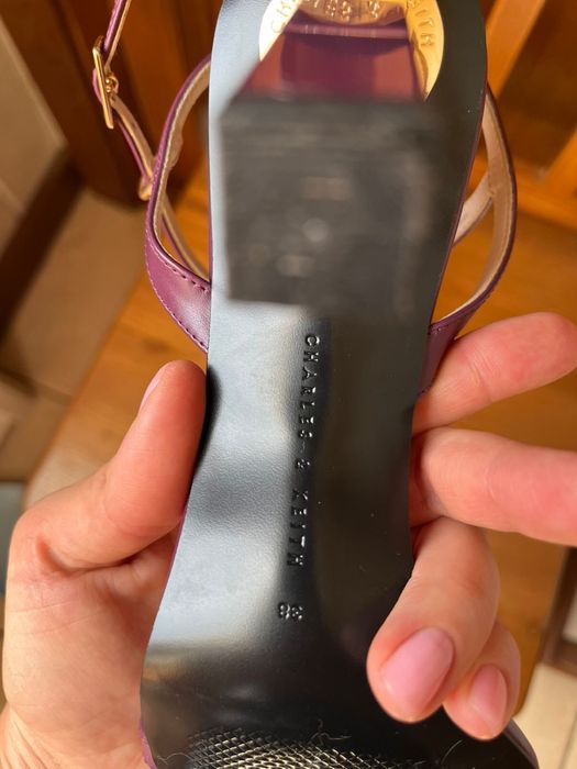 Продам новые босоножки, марка charles & keith