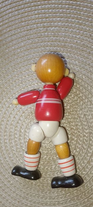 Деревянный советский футболист.