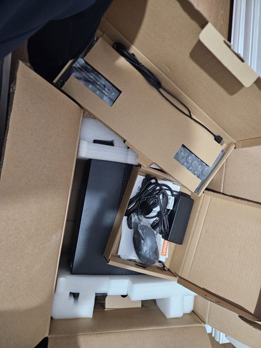 Vând PC Lenovo nou.