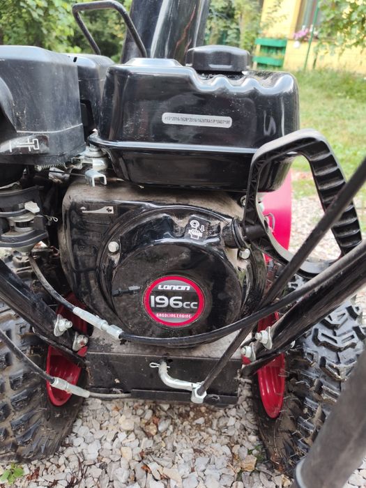 Самоходен бензинов снегорин HECHT 9555, 5.5 к.с., 56 см