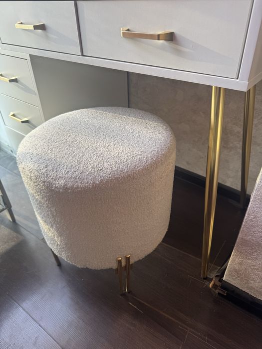 Столик для макияжа