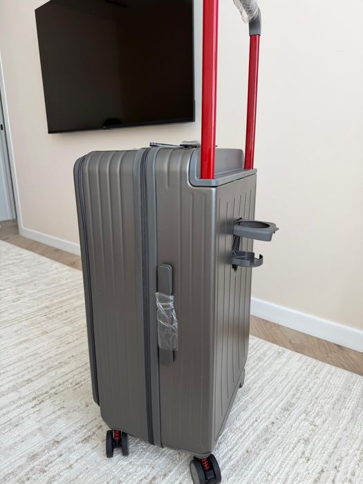 Продам серый чемодан размера M