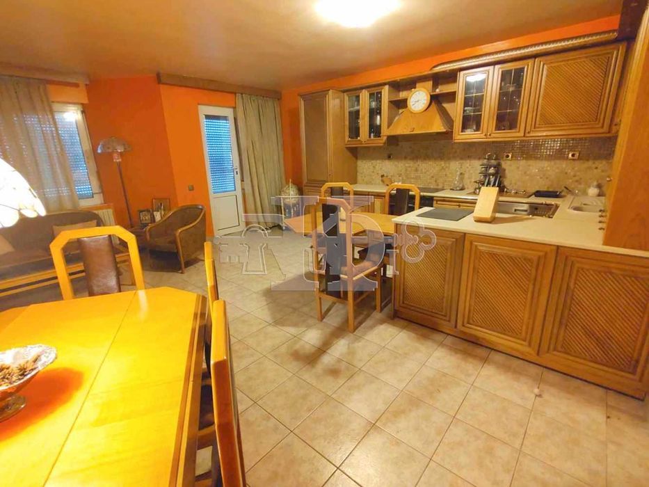 Продава се Къща в Добрич, Дружба 1 - 410 кв.м за 561 €/кв.м - Снимка #2