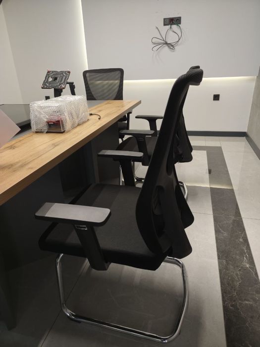 Продается офисная мебель мебель 7 комплетков и переговорный стол