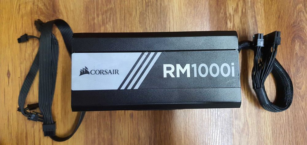 Sursa full modulara Corsair RM 1000i cu cabluri.