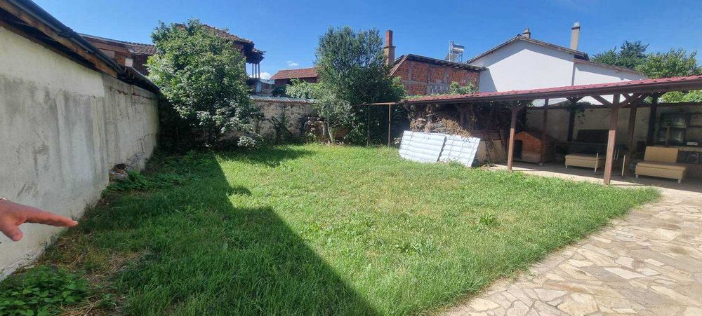 Двуетажна къща с два търговски обекта в гр. Долна баня