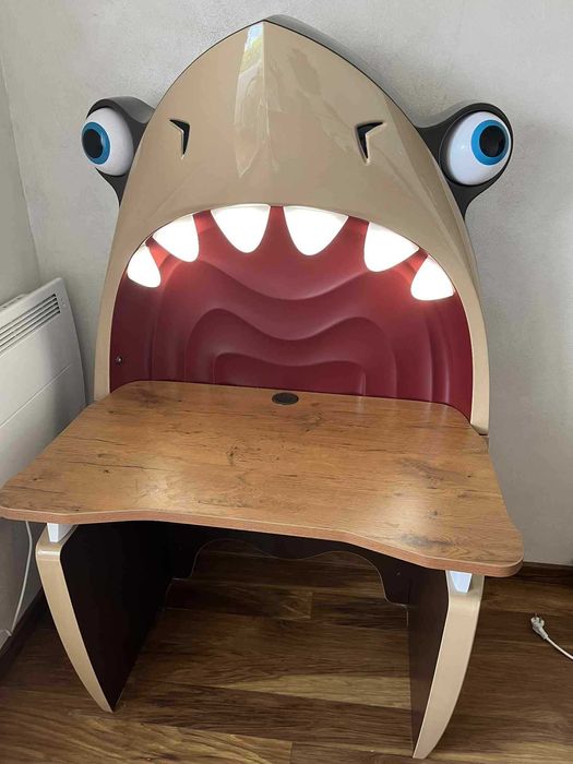 Мебели за детска спалня в пиратска тематика (легло, бюро и библиотека)