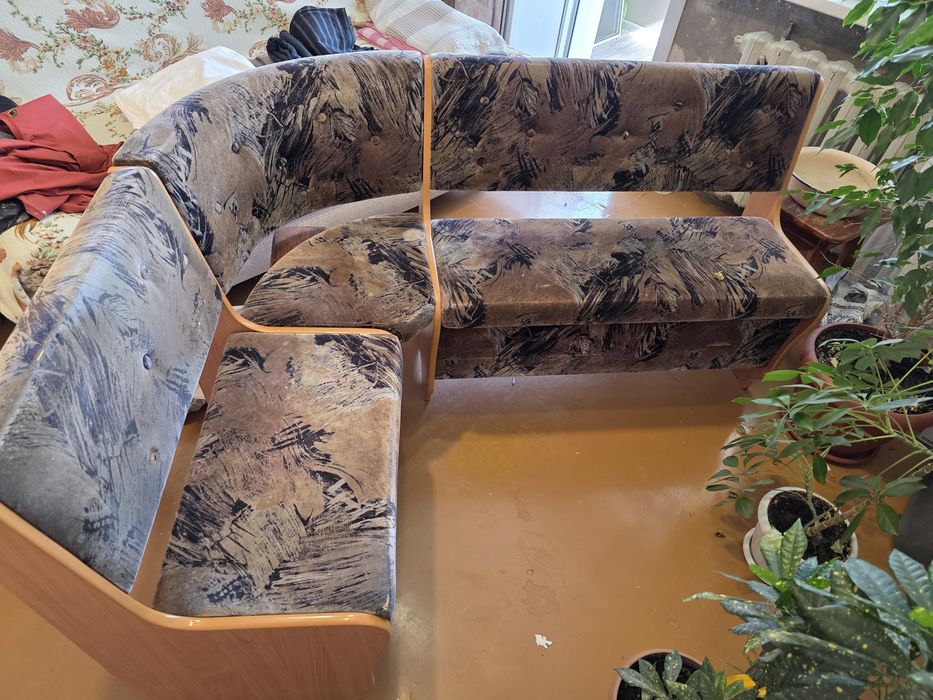 Диван  угловой кухонный.