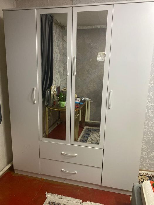 Шкаф белого цвета