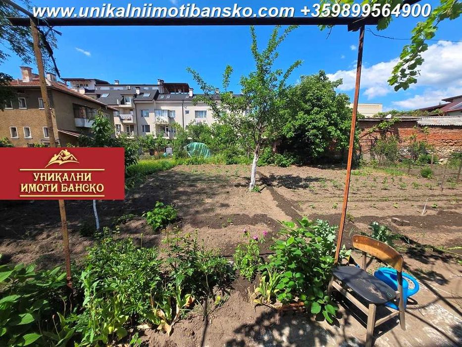 На центъра на Разлог! Самостоятелна двуетажна къща за продажба
