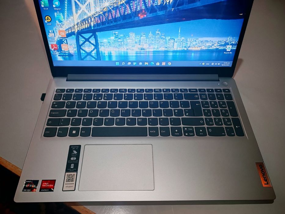 Noutbook Lenova ideal holatda