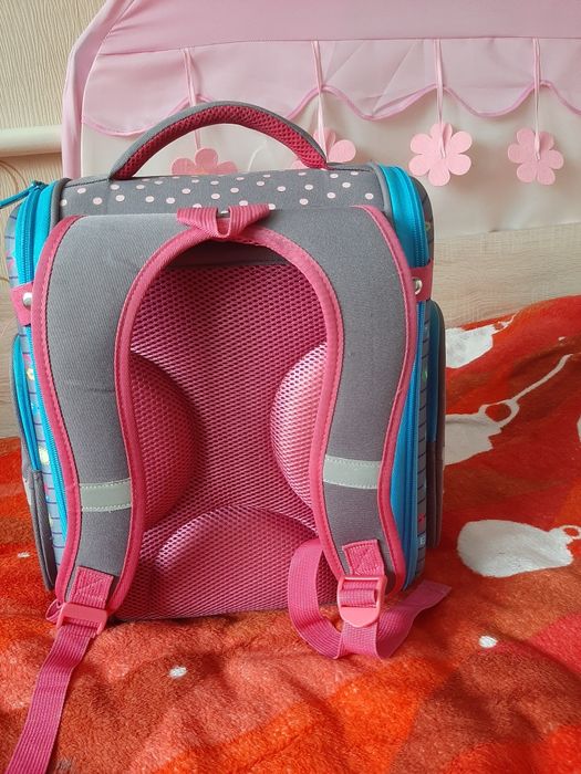 Продам портфель для девочки