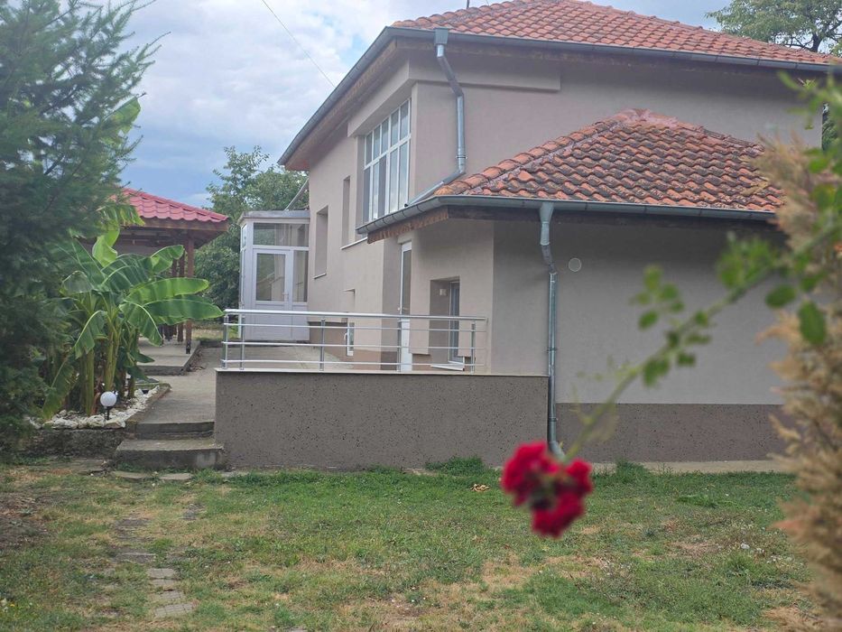 Продава масивна къща в гр.Крън след ремонт
