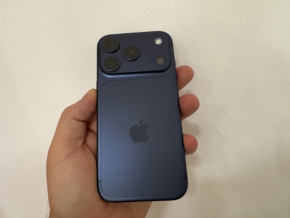Iphone 17 Pro, Deep Blue, pentru piese/ recarosare