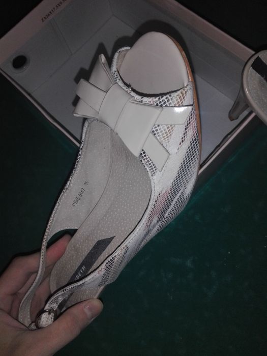 Кожаные босоножки женские