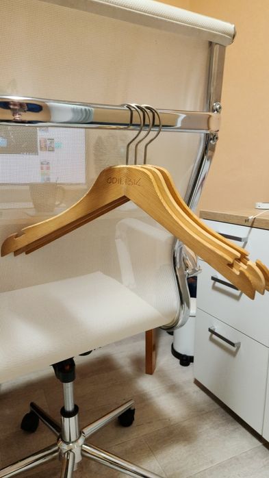 Вешалки дерево продам.