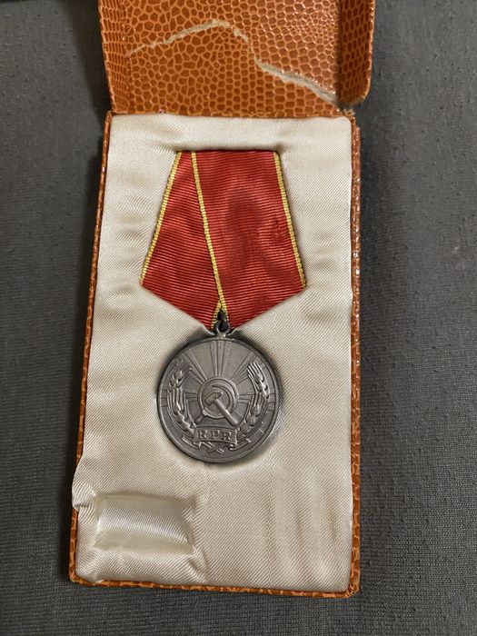 Vând insigne de merit rsr