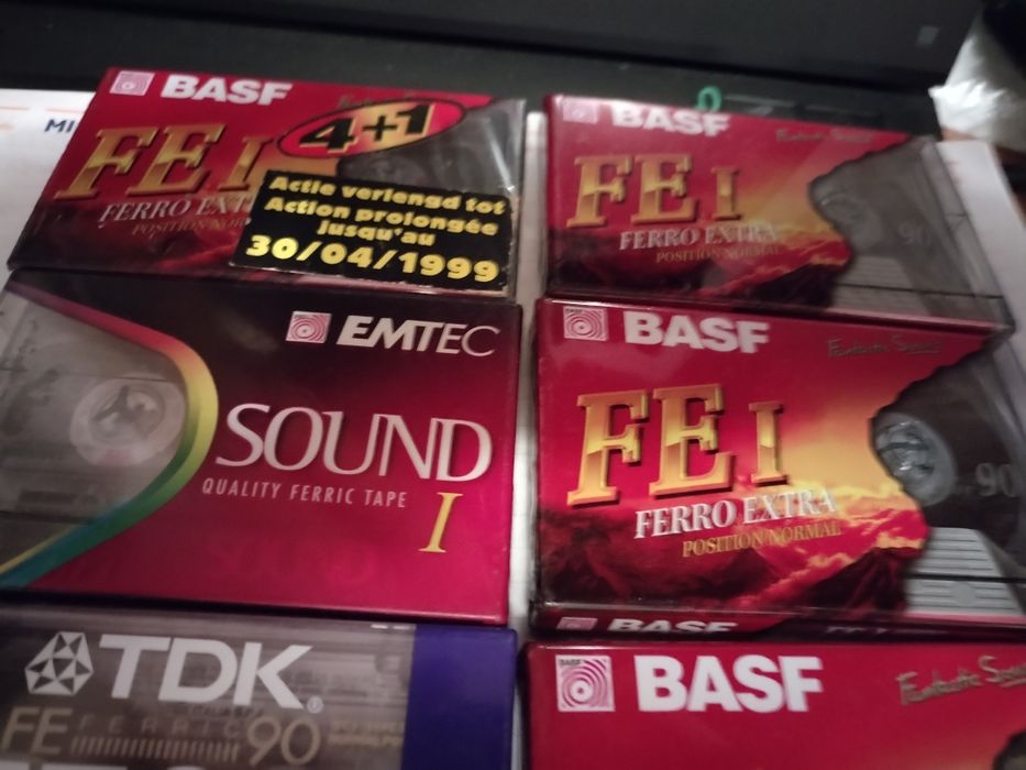 Vind casette sí benzi de magnetofoane