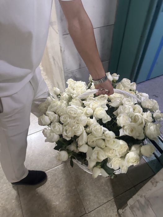 Продам 201 шт белые розы в корзине