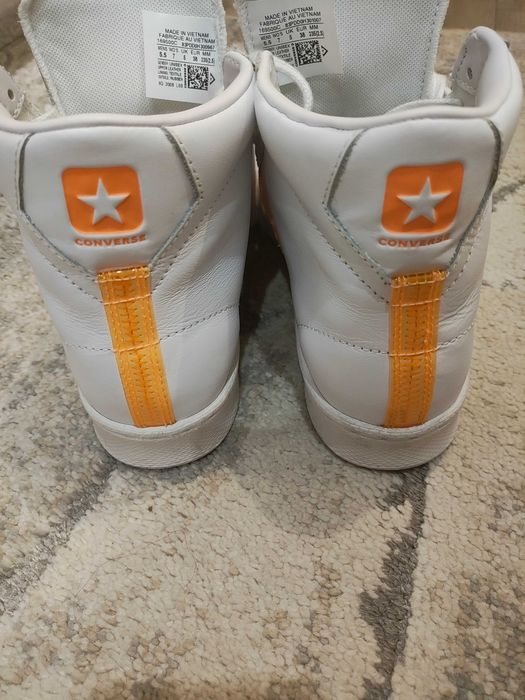 Дамски кецове Converse. В отлично състояние, обувани са веднъж!