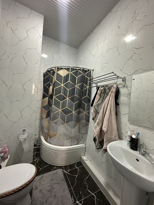 Uy sotiladi keles novostroyka 9 etaj 65 kvadrat  2 xona