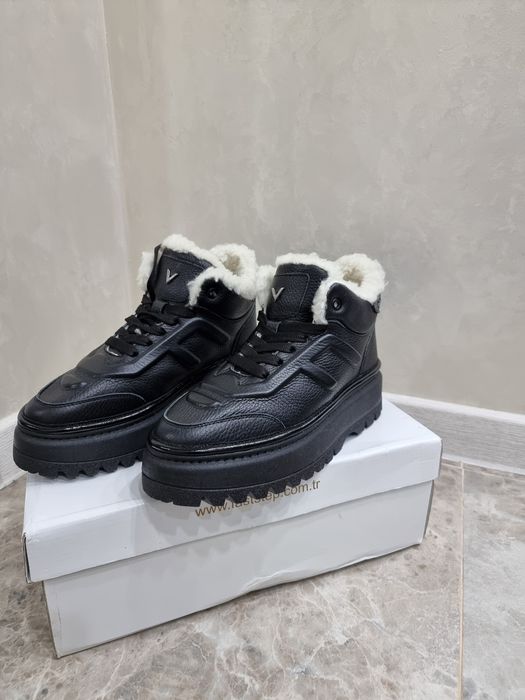 Продам женские кроссовки